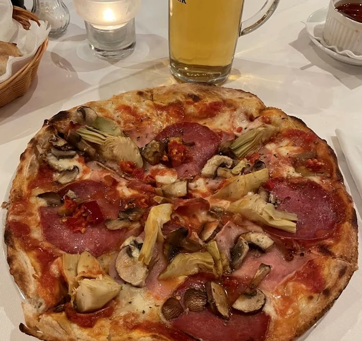 Pizza mit herzhaftem Belag