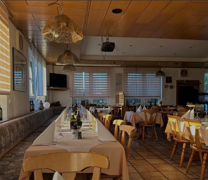 Innenraum und gedeckte Tische im Restaurant Da Angelo